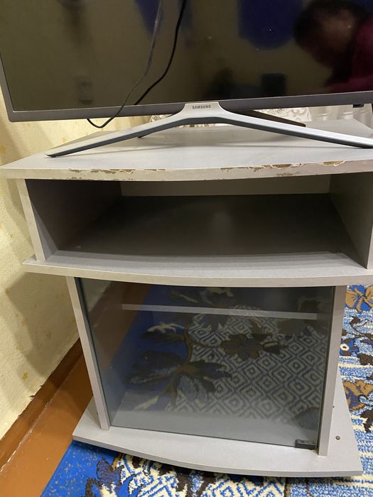 Тумбочка под телевизор бу в хорошем состоянии