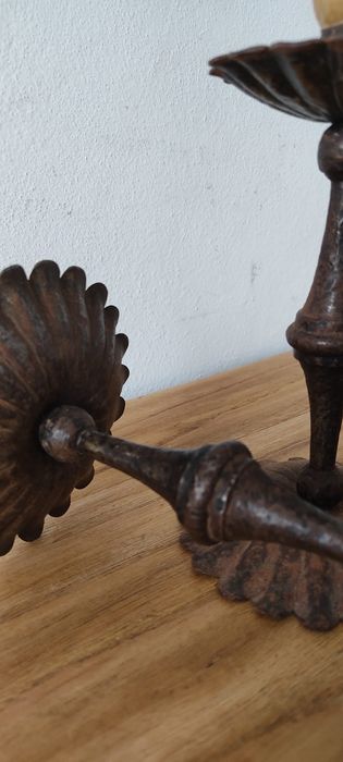 Par de castiçais, muito antigos em ferro* RESERVADO *