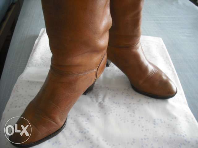 Botas castanhas de cabedal