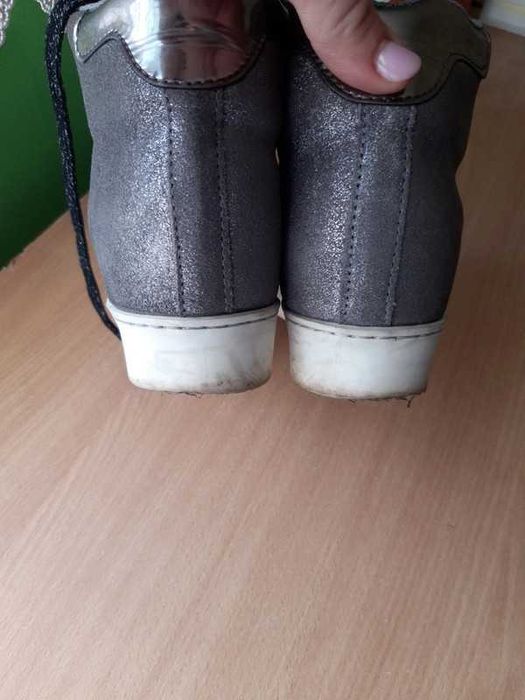 Buty wiązane na platformie r.38 srebrne, siwe z brokatem