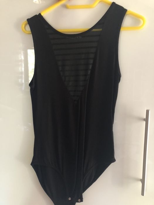 Czarne body bez rękawów z siateczką