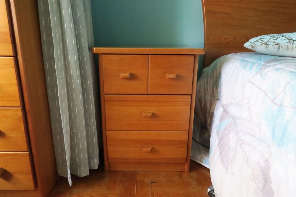 Mobília de quarto em Pinho