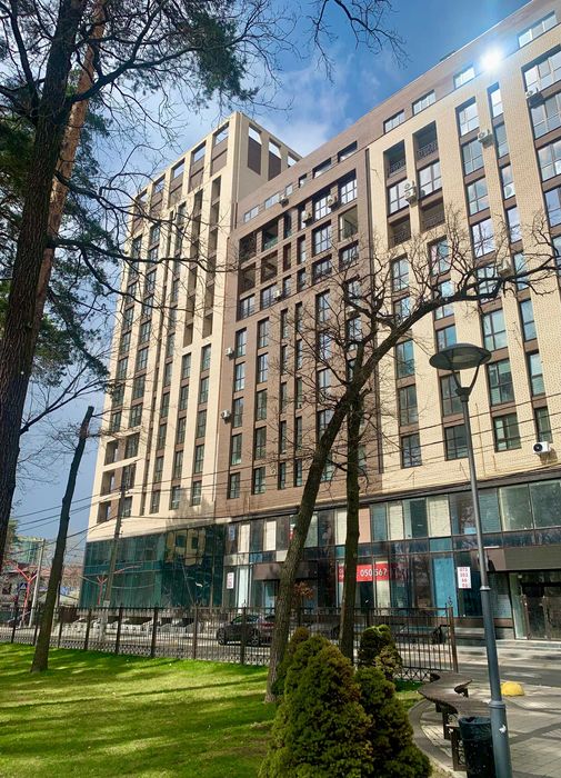 Продам простору 3-кімнатну квартиру з терасою - центр Ірпеня!