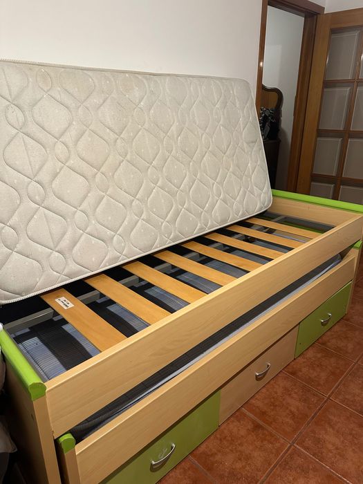 1 Cama+ 2 estrados+ 2 colchões+ 3 gavetas em um móvel só