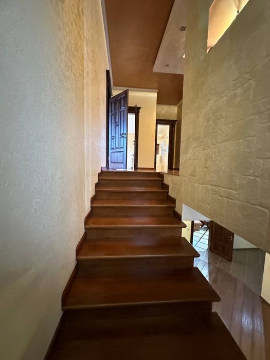 Елітний будинок з басейном , сауною , спортзалом біля Міського Озера