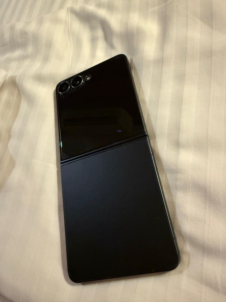 Samsung Galaxy Z Flip 7 + Buds3 Pro