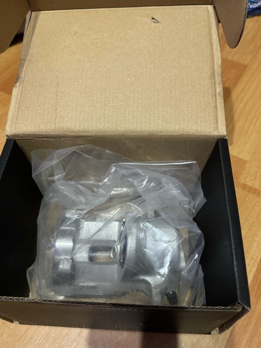 Тормозні суппорти задні лівий правий toyota rav4