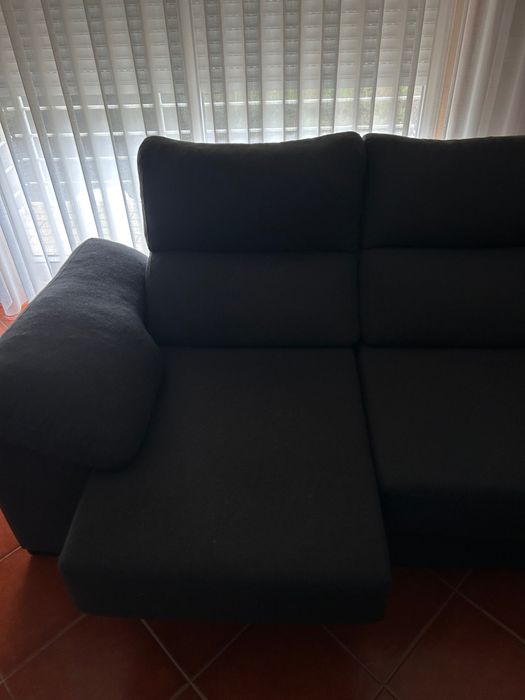 Sofá cinza escuro com chaise longue