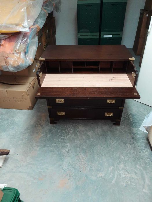 Móvel escrivaninha com ferragens em latão