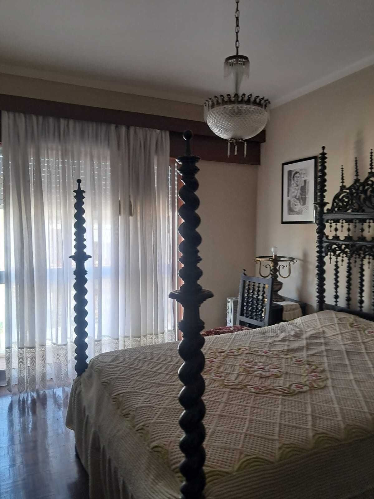 Mobília de quarto completa, em Mogno.