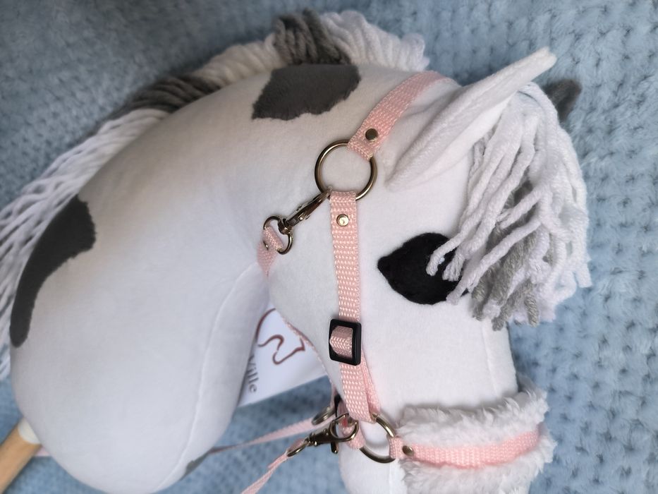 Hobby horse A3, futrzany kantar i wodze w zestawie.