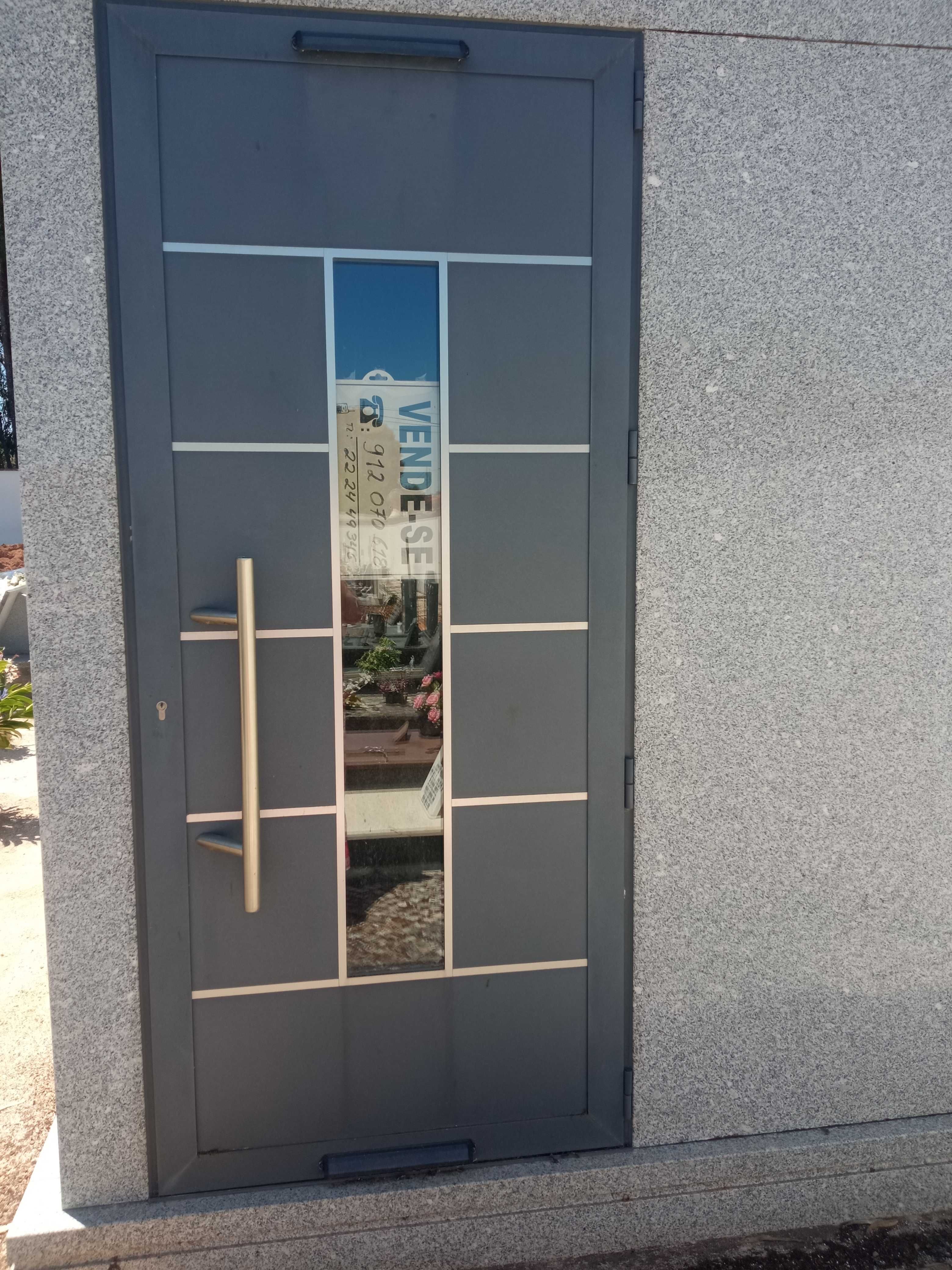 Vende-se capela em boleiros