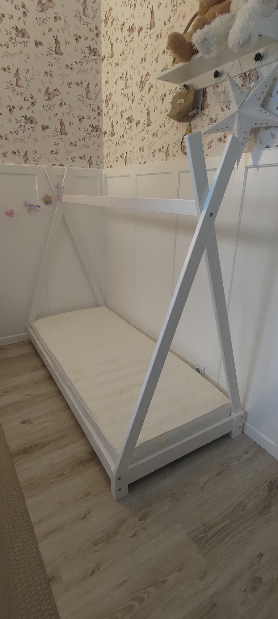 Łóżko tipi wraz z materacem i stelażem