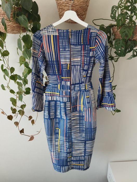 Sukienka koktajlowa, kopertowy dekolt, przewiązanie, niebieskie wzory