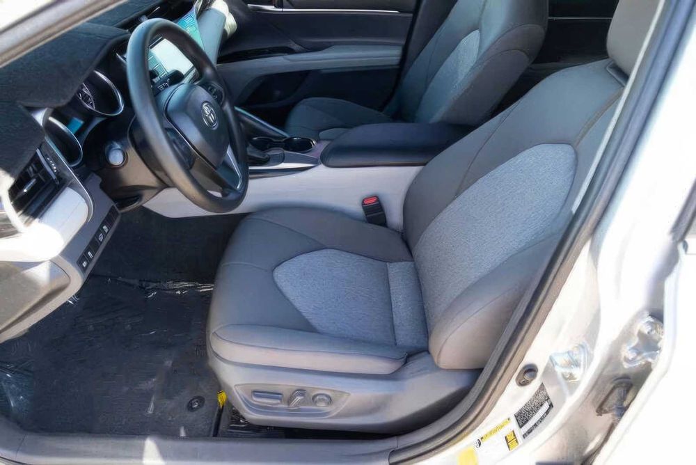 Toyota Camry LE      2020