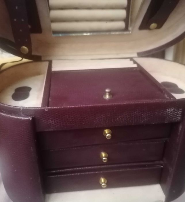 Kuferek na biżuterię z eko skóry