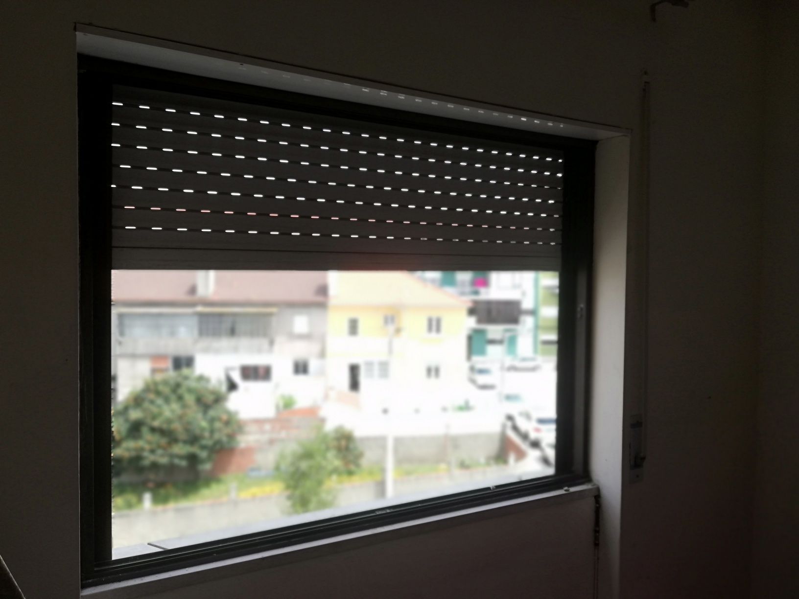 Estores elétricos, manuais e caixilharia janelas e portas