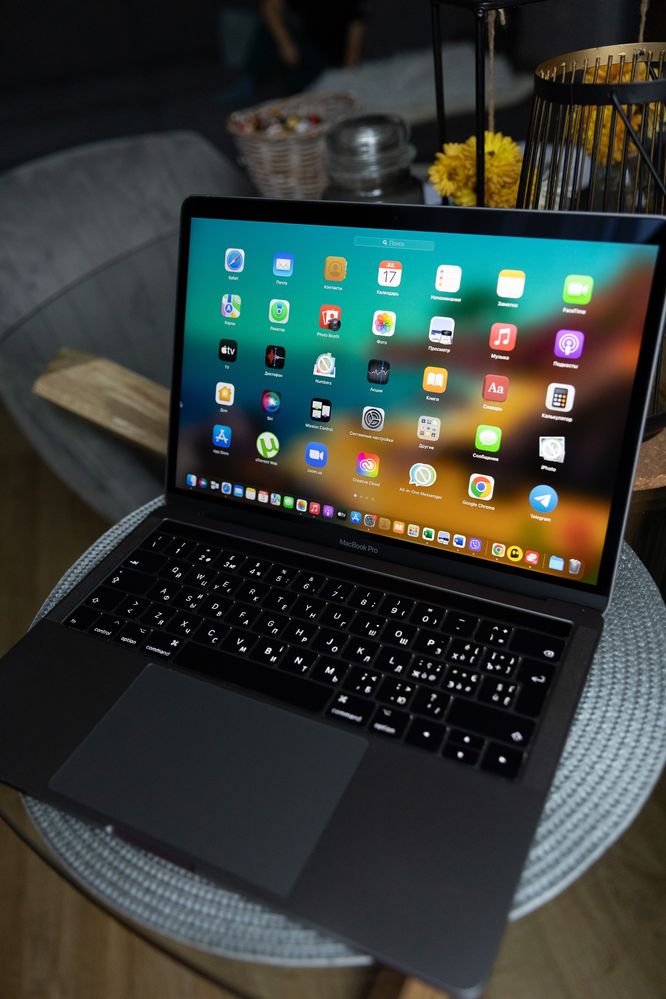 Продам Apple MacBook Pro 13 w. TouchBar MPXW2 б/в
