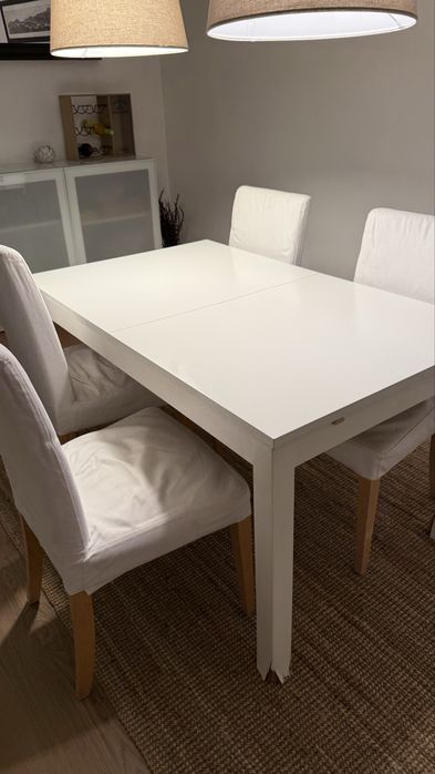 Mesa extensível IKEA + 4 cadeiras com capas brancas (140 → 180 cm)