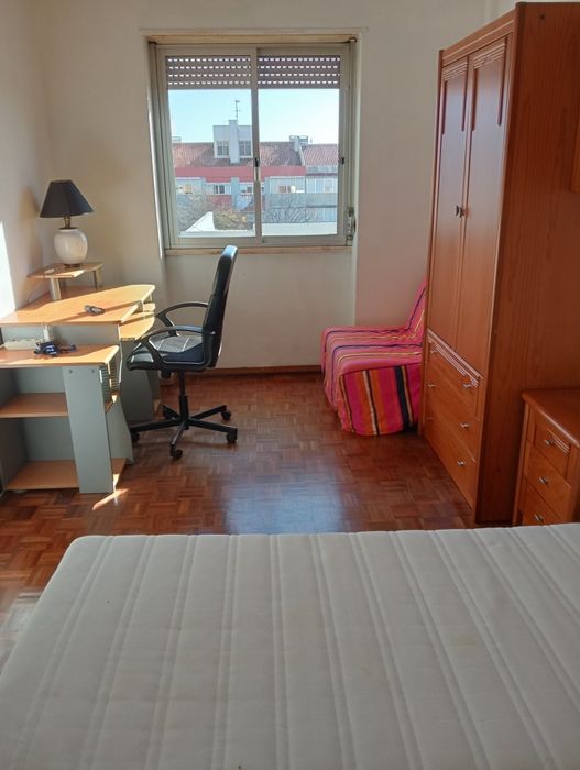 Alugo quarto com casa de banho privada em casa partilhada