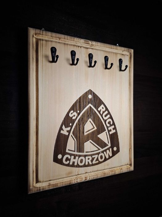 Wieszak uchwyt na klucze z drewna, z grawerem - Ruch Chorzów
