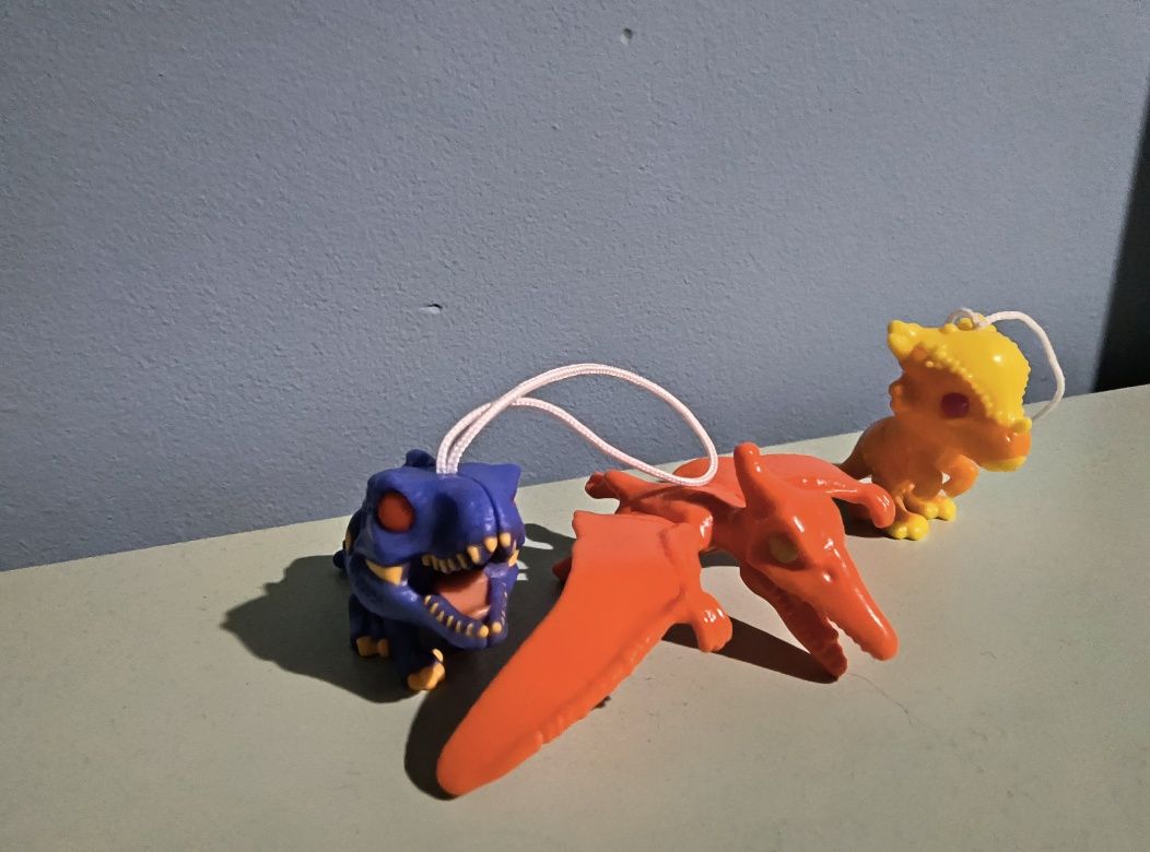 3 figurki z Kinder Joy