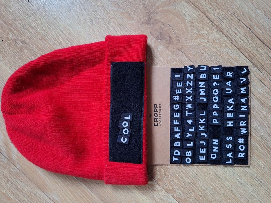 Czapka beanie z odczepianymi literkami
