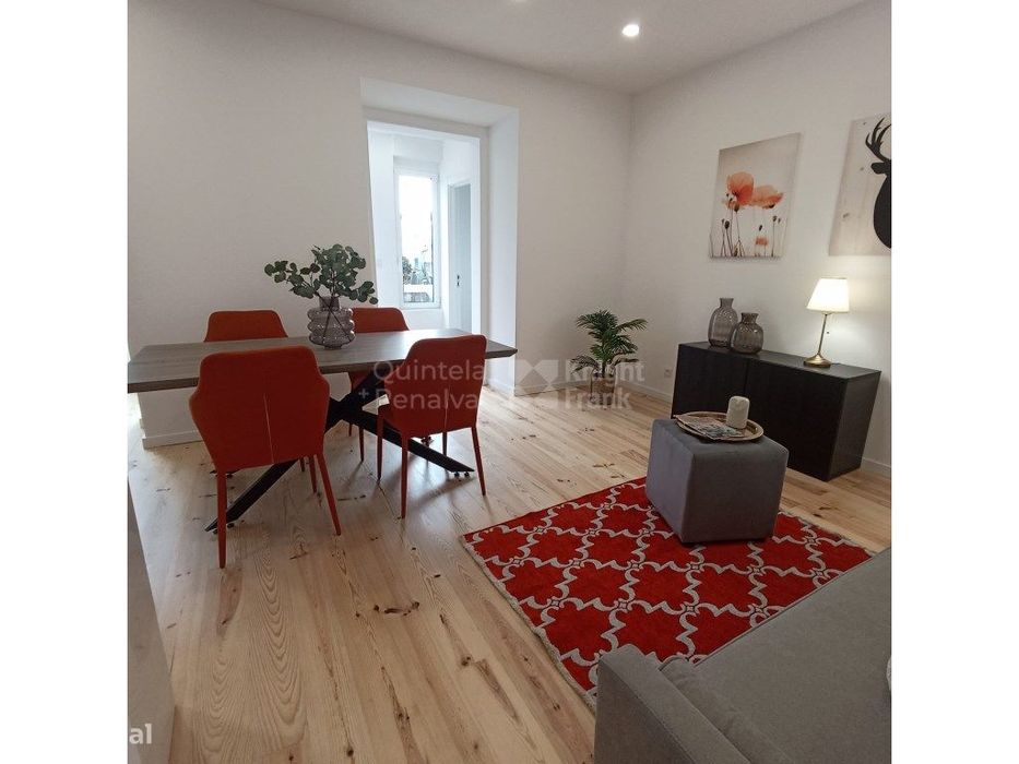 Apartamento T3 com logradouro e arrecadação em Benfica