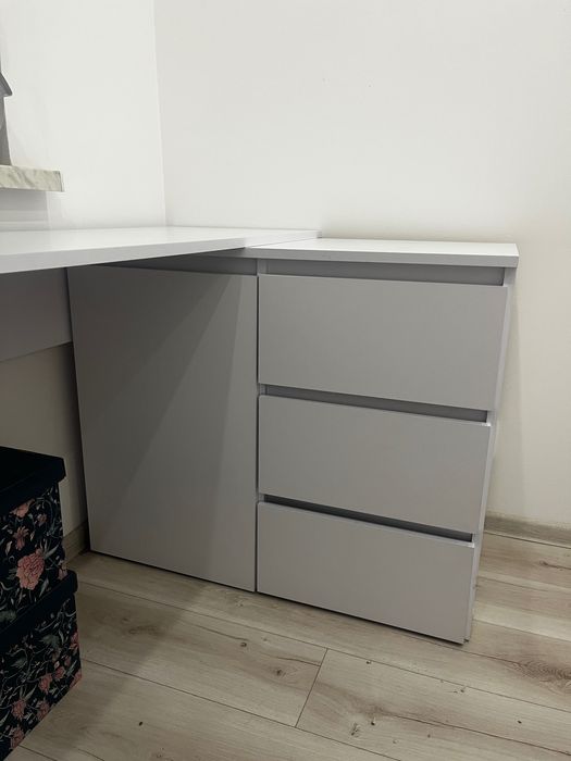 Biurko uniwersalne z kilkoma możliwościami ustawienia