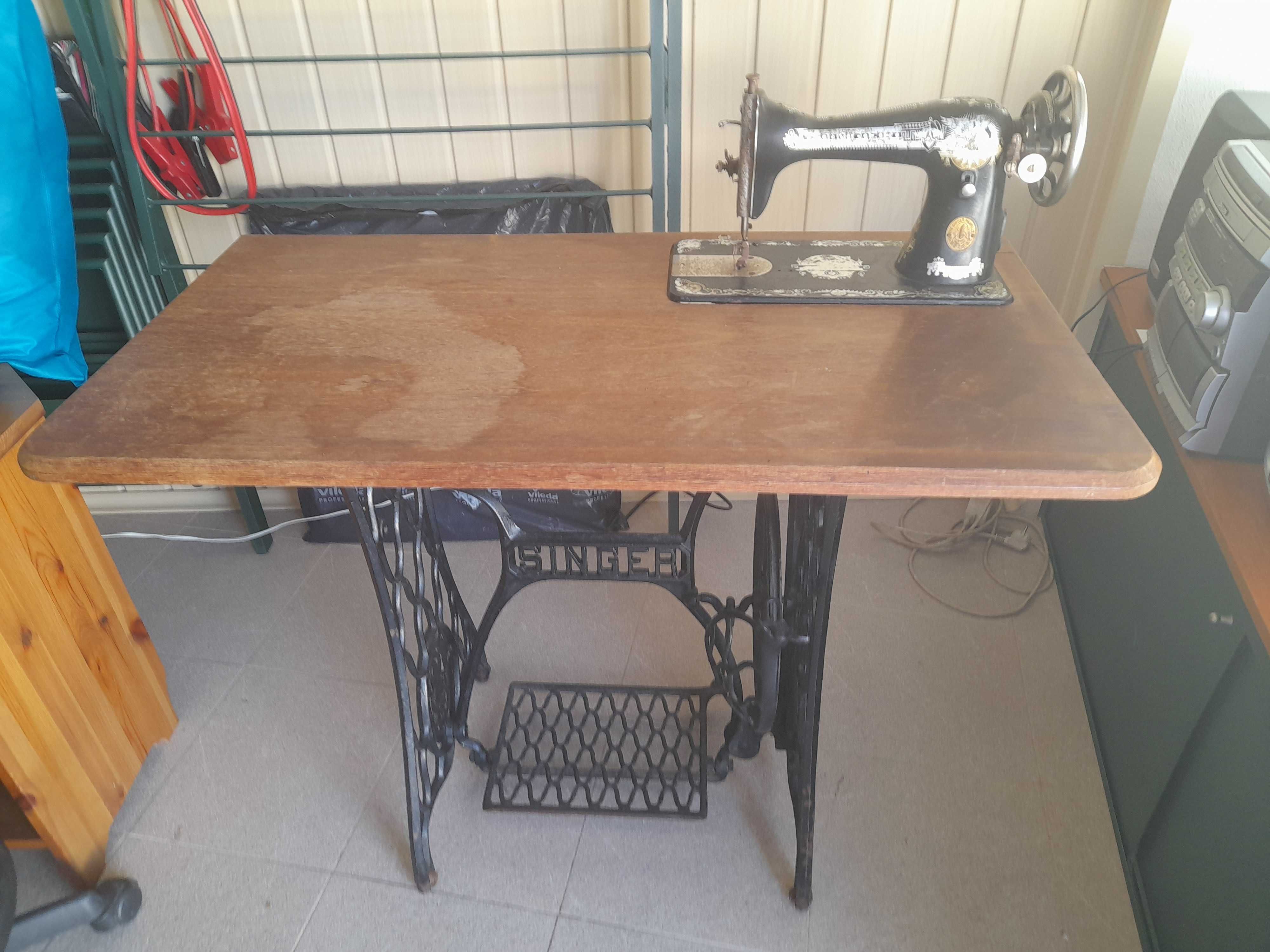 Mesa com Maquina Singer Antiga