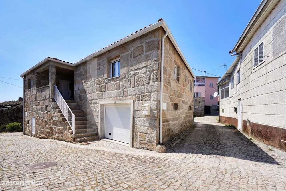 Moradia T4 em Pedra Restaurada, com 4 frentes, 2 pisos e garagem