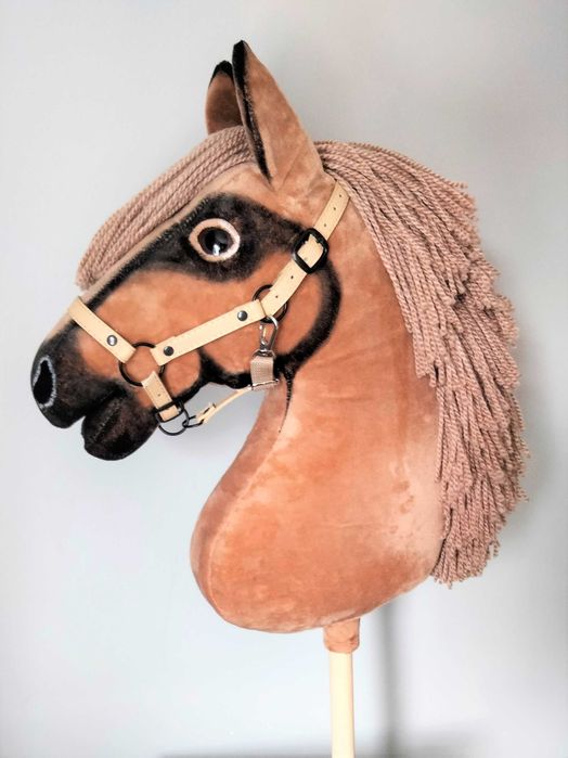 Hobby Horse jasno-kasztanowy z kantarem, koń na kiju - jak żywy!