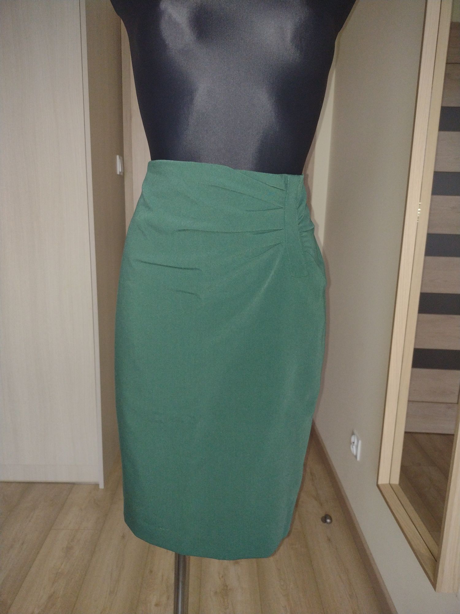 Zielona spódnica z drapaniem