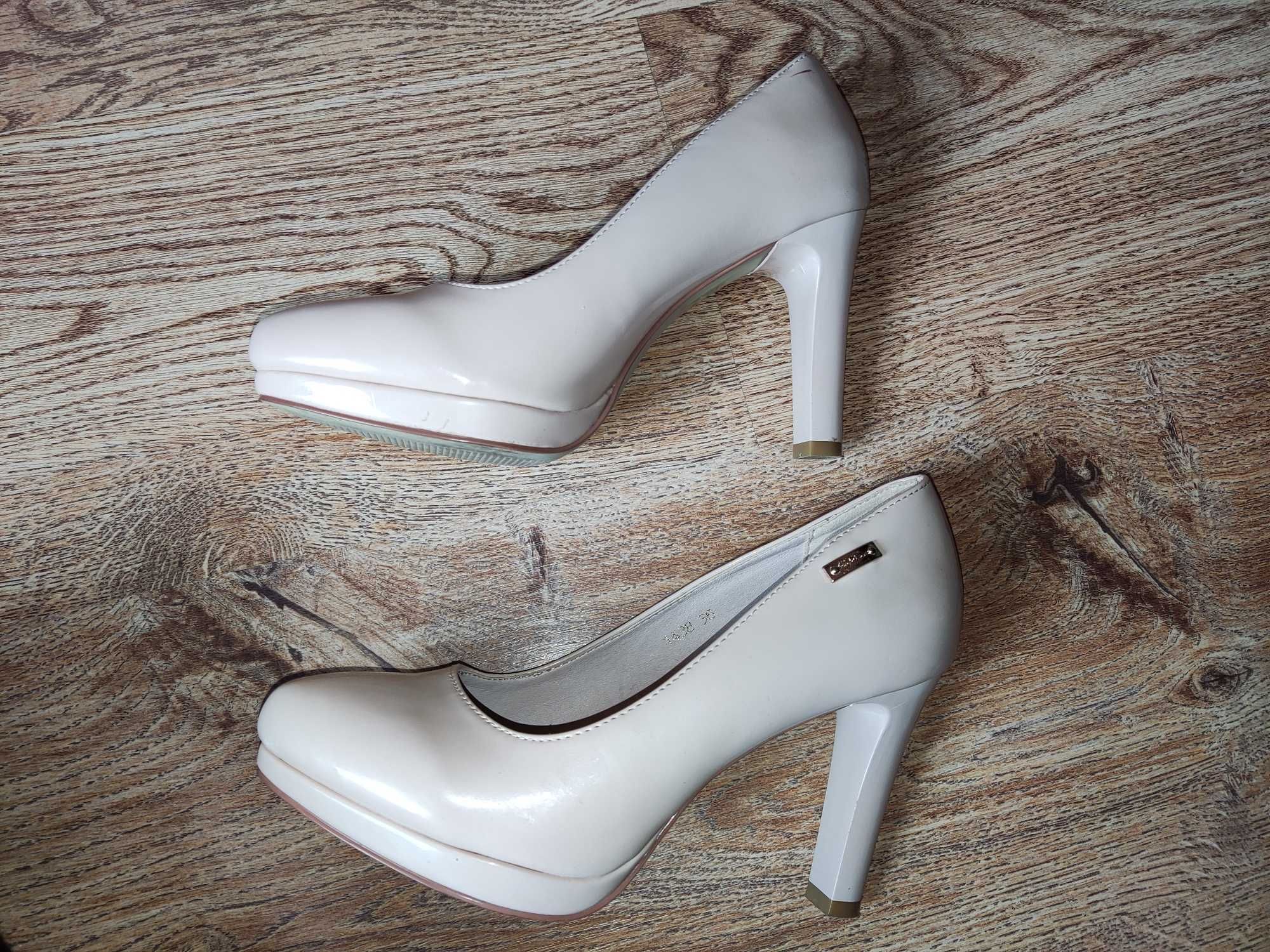Cieliste buty na  wysokim słupku, r.37, Sergio Leone