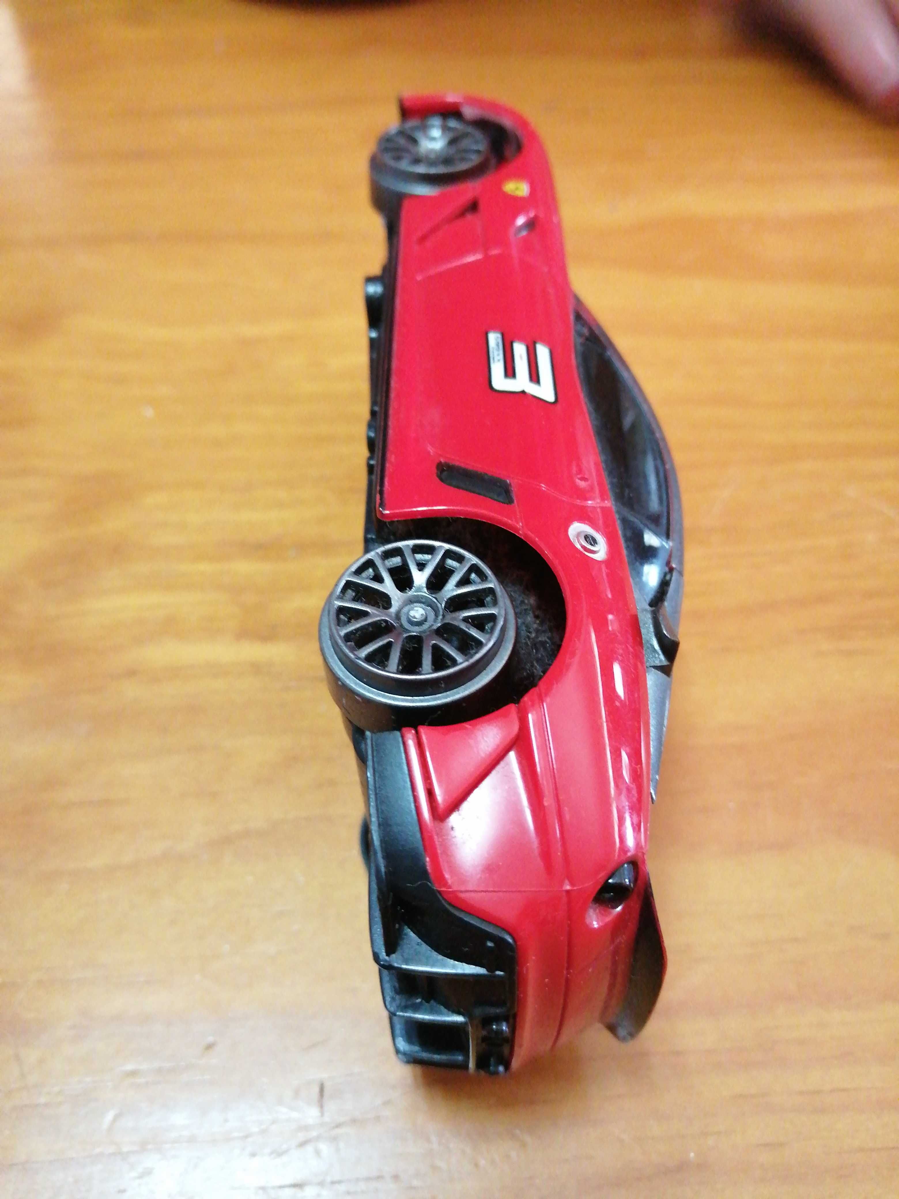 Carro de brincar vermelho Ferrari 599xx