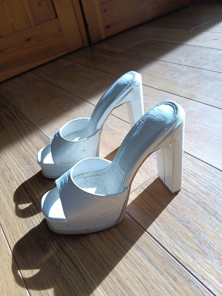 Sapatos altos brancos lindos tamanho 37