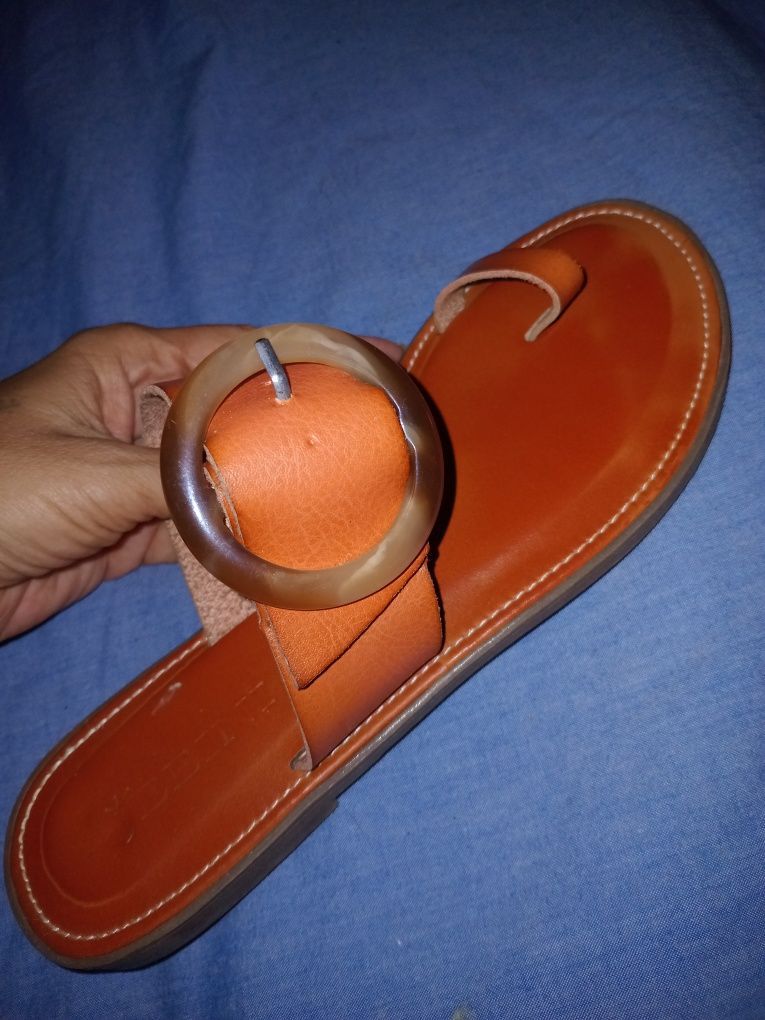 Chinelos rasos com fivela