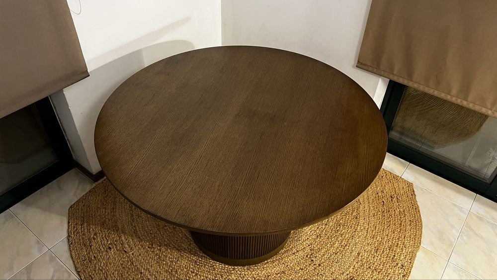 Mesa de jantar redonda castanha