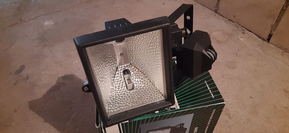 Lampa halogenowa z detektorem ruchu Brilux B-7S