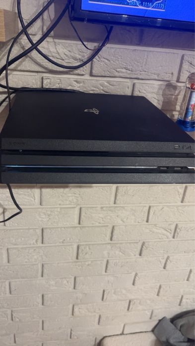 Konsola PS4 PRO.