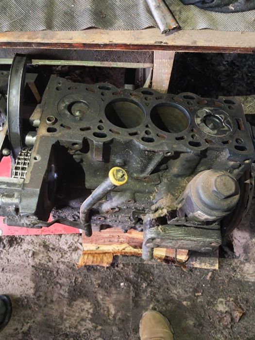 Двигун 2.2 на опель(частково розібраний)