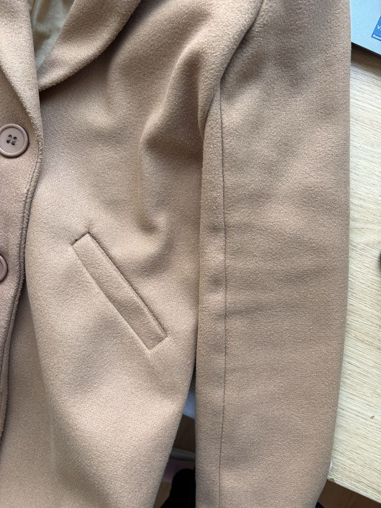 Elegancki camelowy płaszcz marynarka dyplomatka
