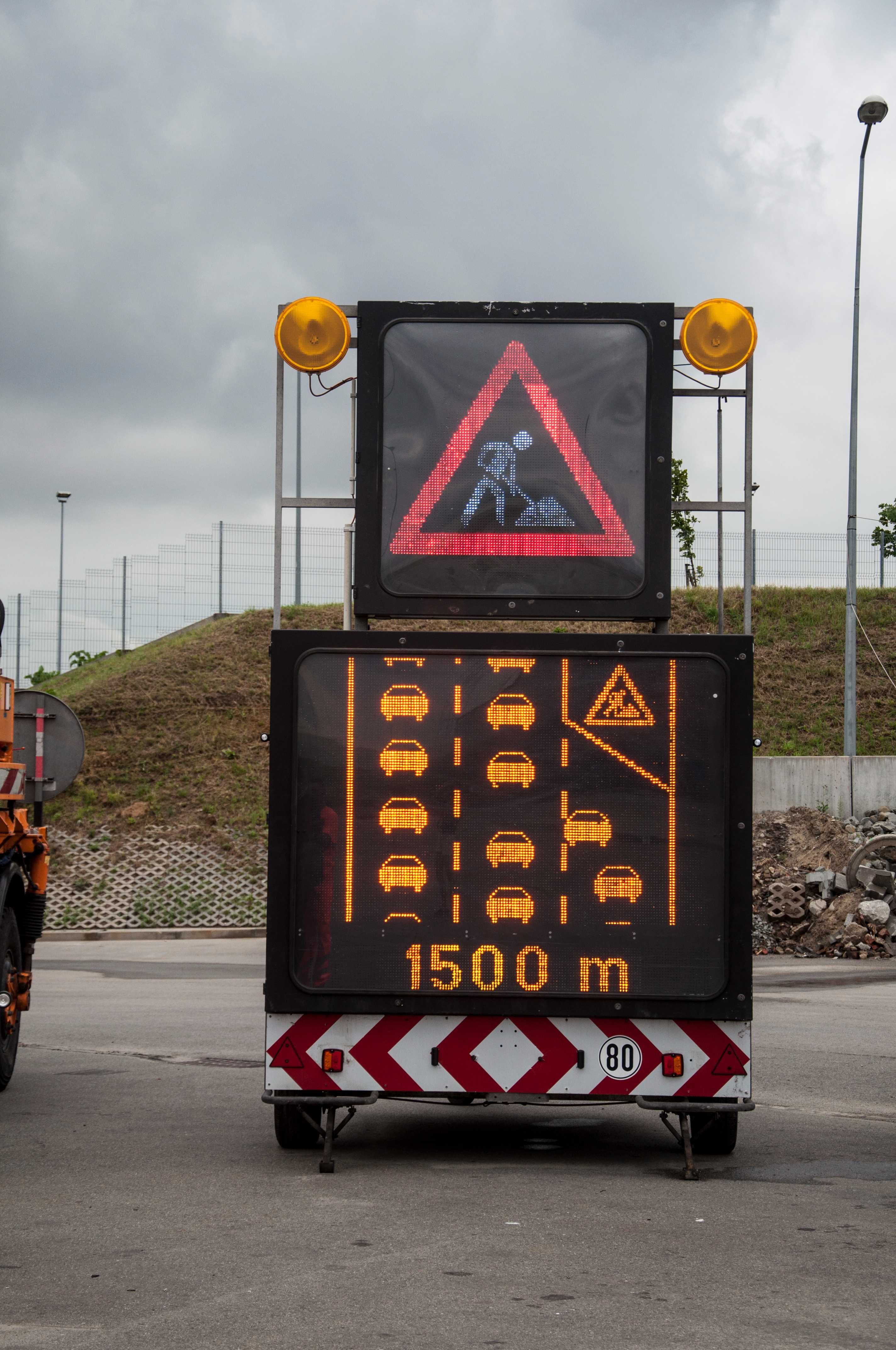 Wynajem poduszki zderzeniowej TMA wraz ze znakiem U26a, U27, VMS