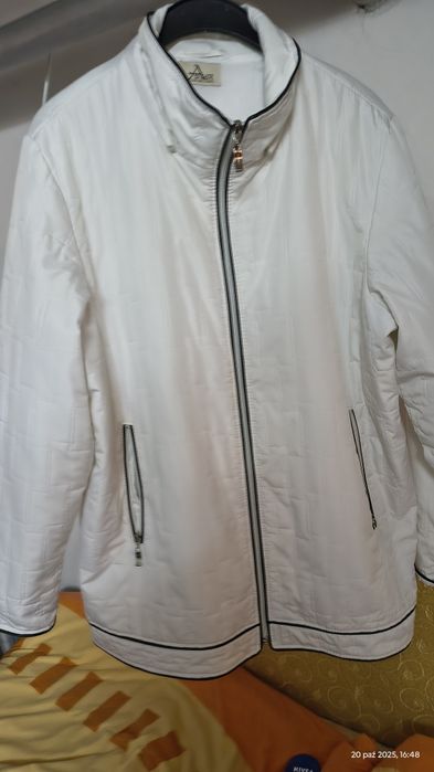 Śliczna biała kurtka