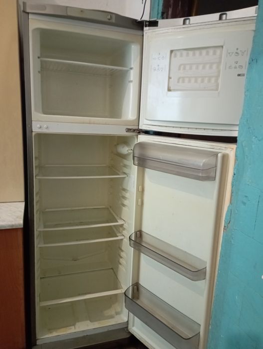 Холодильник б/у Аристон