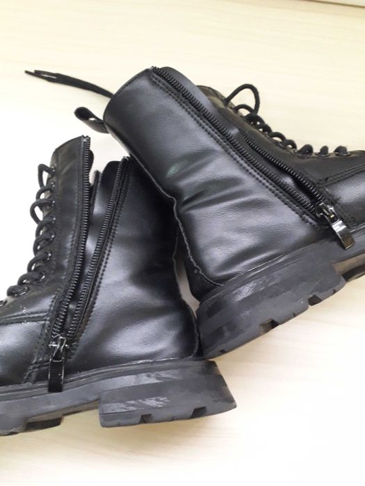 Botas de criança com fecho