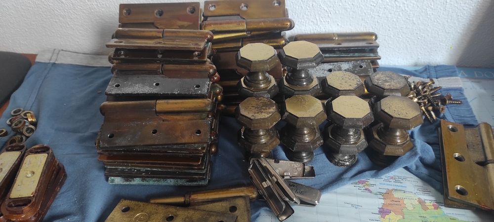 Conjunto de peças metálicas, dobradiças etc