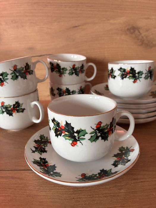 Piekny komplet z ostrokrzewem do kawy