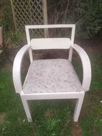 Unikatowy fotel drewniany, krzesło z podłokietnikami białe do renowac