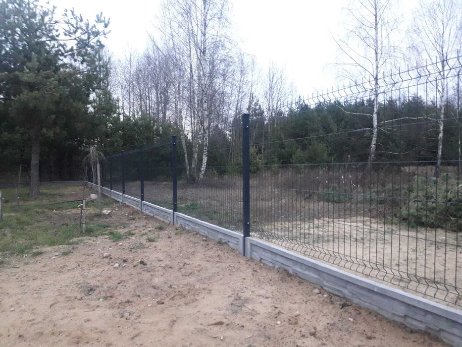 ogrodzenie wys. 150 cm z paneli ocynk. i malowanych z podmurówką